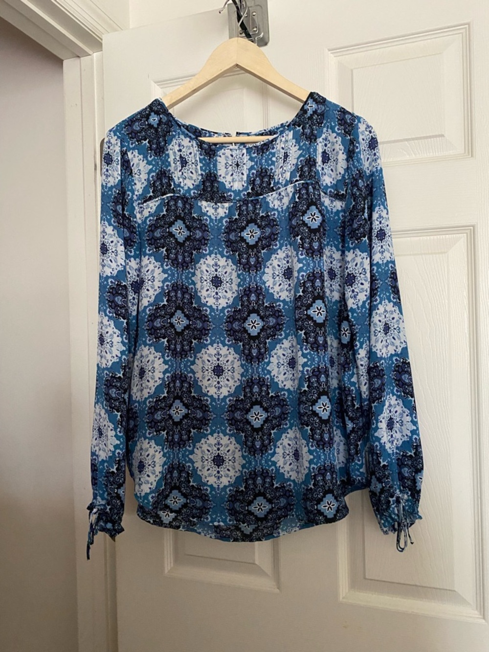 NWOT LOFT Lightweight Blouse Size Medium